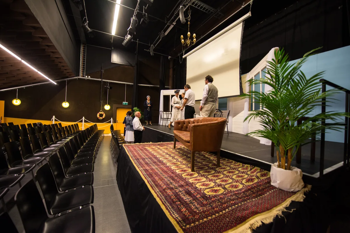 Die "Freie Bühne Uster" spielt das Stück "Tod auf dem Nil" im Central in Uster. Die Theater Crew backstage.
