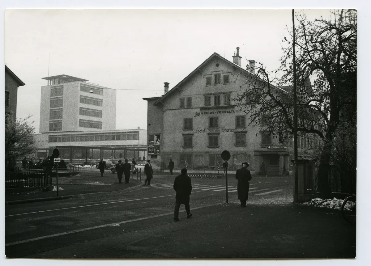 Die frühere Gemeindeverwaltung, die seit 1918 im ehemaligen Hotel am Sternenplatz untergebracht war, wurde 1962 durch das von Bruno Giacometti errichtete heutige Stadthaus ersetzt. Die frühere Gemeindeverwaltung, die seit 1918 im ehemaligen Hotel am Sternenplatz untergebracht war, wurde 1962 durch das von Bruno Giacometti errichtete heutige Stadthaus ersetzt.