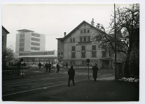 Die frühere Gemeindeverwaltung, die seit 1918 im ehemaligen Hotel am Sternenplatz untergebracht war, wurde 1962 durch das von Bruno Giacometti errichtete heutige Stadthaus ersetzt. Die frühere Gemeindeverwaltung, die seit 1918 im ehemaligen Hotel am Sternenplatz untergebracht war, wurde 1962 durch das von Bruno Giacometti errichtete heutige Stadthaus ersetzt.