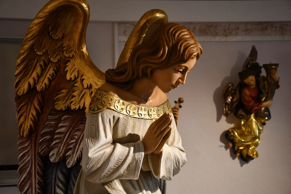 Das Foto zeigt einen Engel, der im Haus der Engel in Uster ausgestellt ist. 