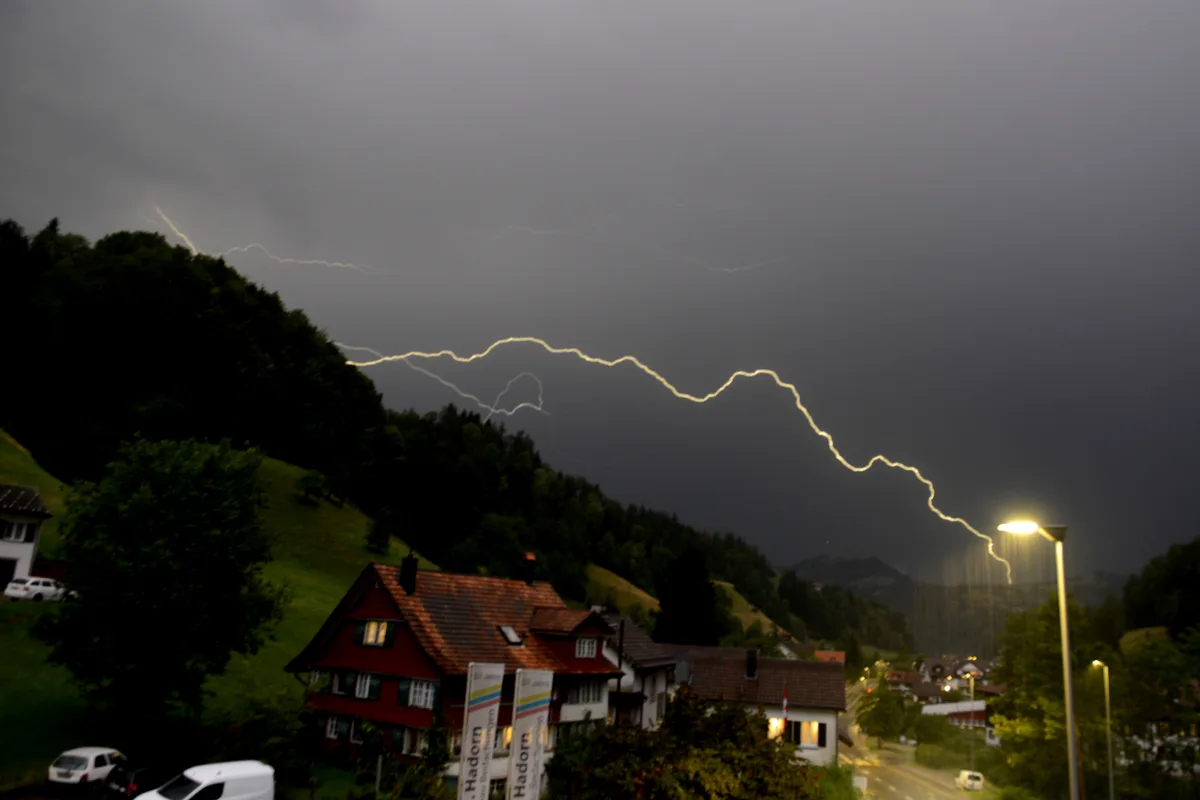 12757107-3 Naturschauspiel: Ein Blitz entlädt seine Energie über Fischenthal.