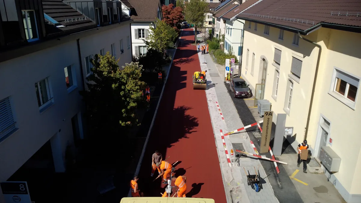 Die erste vom Kanton umgesetzte rote Velostrasse: die Neuwiesenstrasse in Uster. Die erste vom Kanton umgesetzte rote Velostrasse: die Neuwiesenstrasse in Uster.