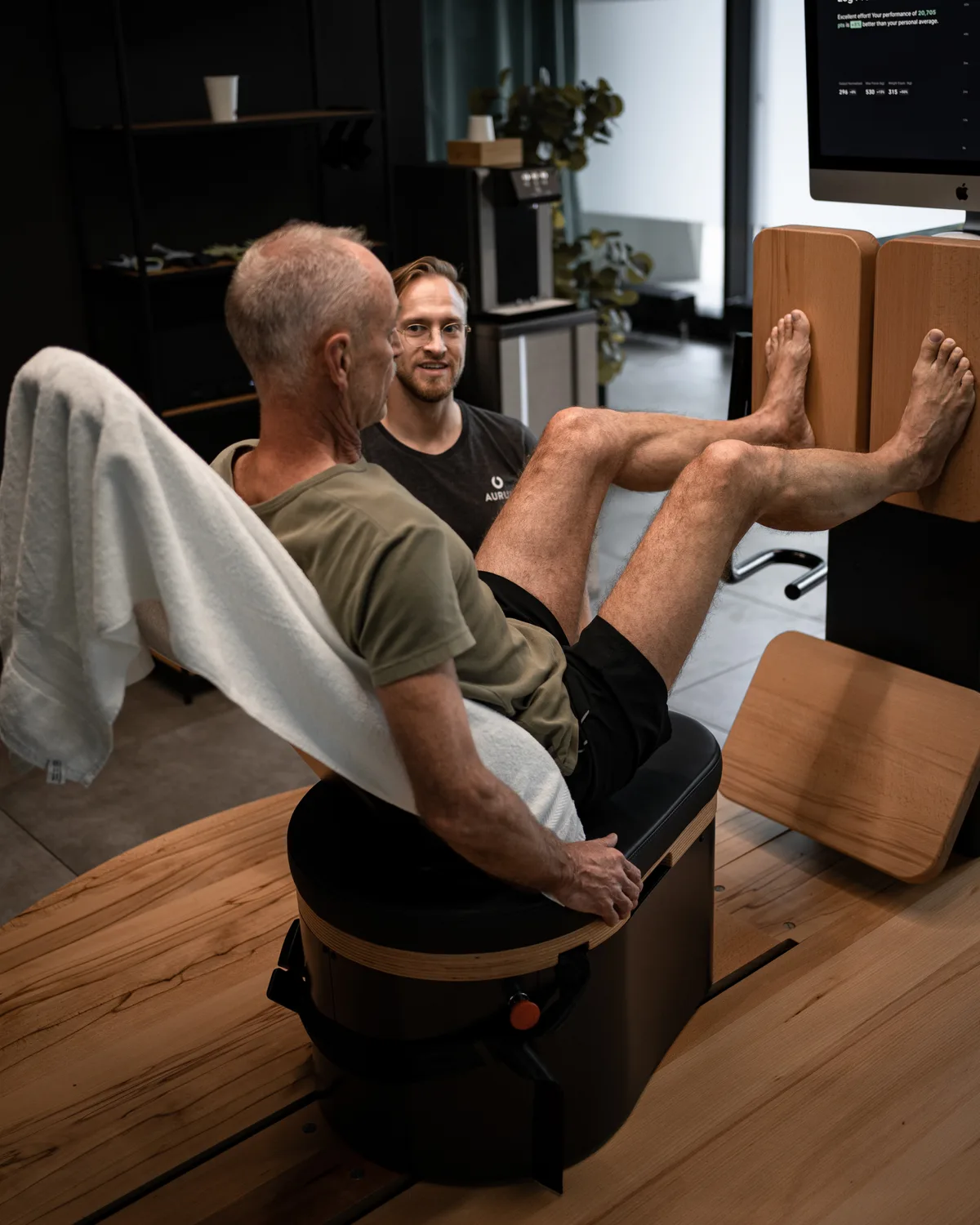 Das Foto zeigt einen Kunden, der mit einem Aurum-Trainer trainiert.