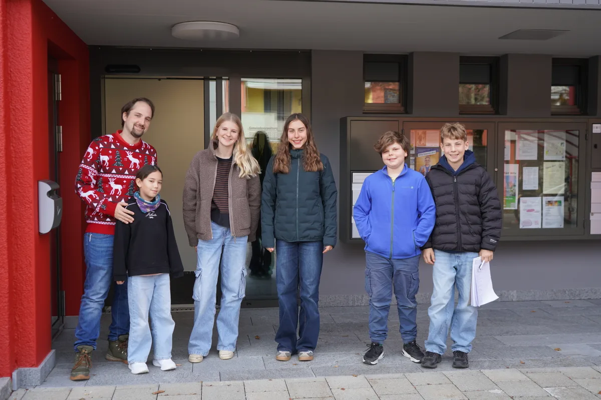 Menschen an einem Tisch bei einem Interview.