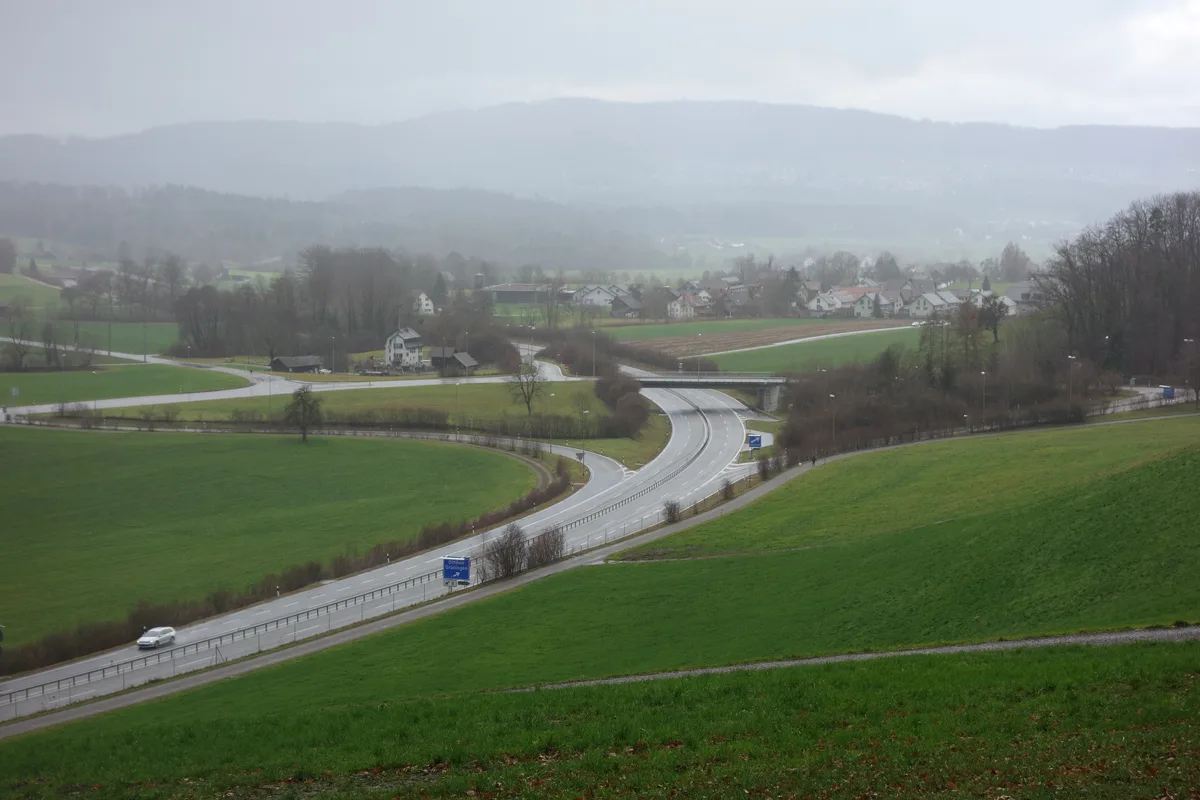 Blick auf den Anschluss Ottikon der Forchautostrasse von Nordost aus am 25.12.2019; hier soll die Richtplanvariante der Oberlandautobahn einmünden, gleichzeitig soll der Anschluss aufgehoben werden;