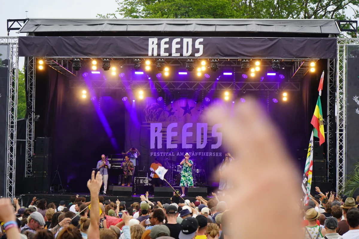 Special Guest Dodo heizte auf dem kleinen Festivalgelände am Pfäffikersee mächtig ein. Die paar Regentropfen zwischendurch kamen also recht gelegen. 