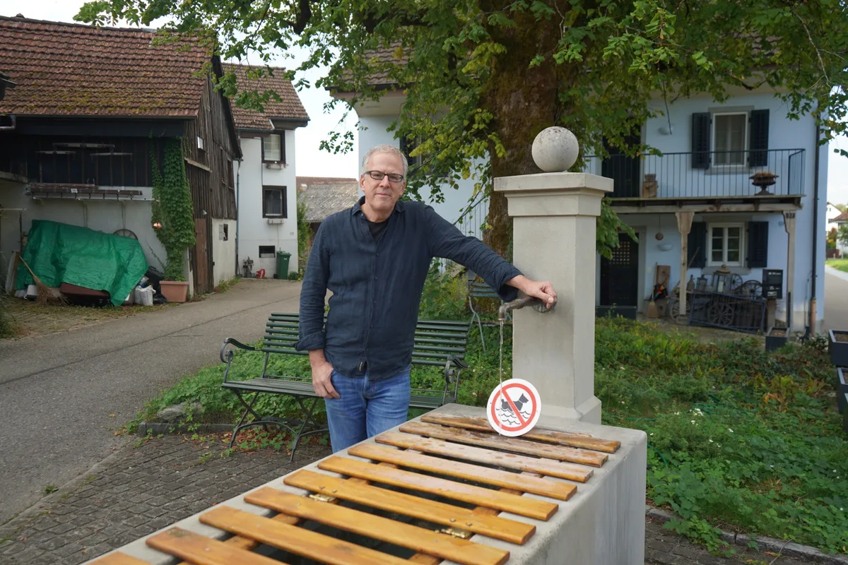 Thomas Rüegg hat die Einzelinitiative lanciert, die fordert, in Grüningen das Baden von Hunden in Brunnen zu verbieten und hat selber schon mal eine Absperrung gebaut. 