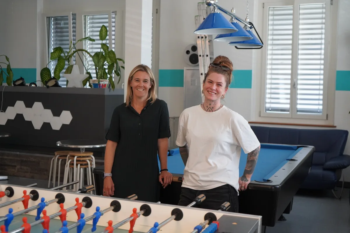 Isabel Straub (links) und Cheyenne Dale sind Teil des Organisationskomitees des Kinderfests vom 12. September.