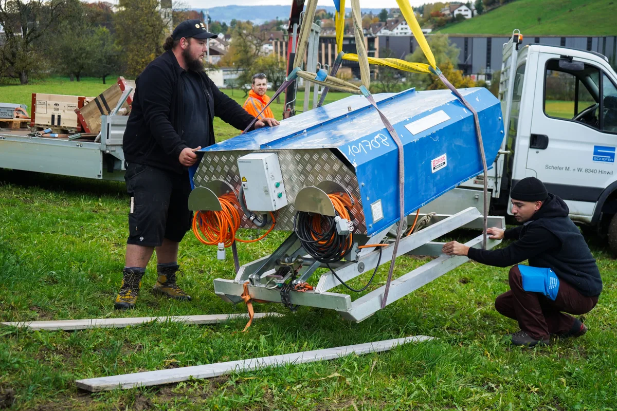 Eine Antriebsmaschine wird auf ihre Position gehievt.