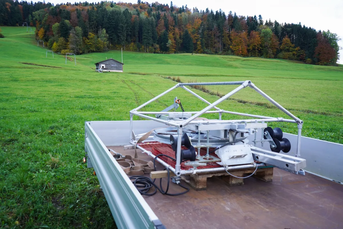 Die Talstation des Ponylifts auf einem Anhänger.