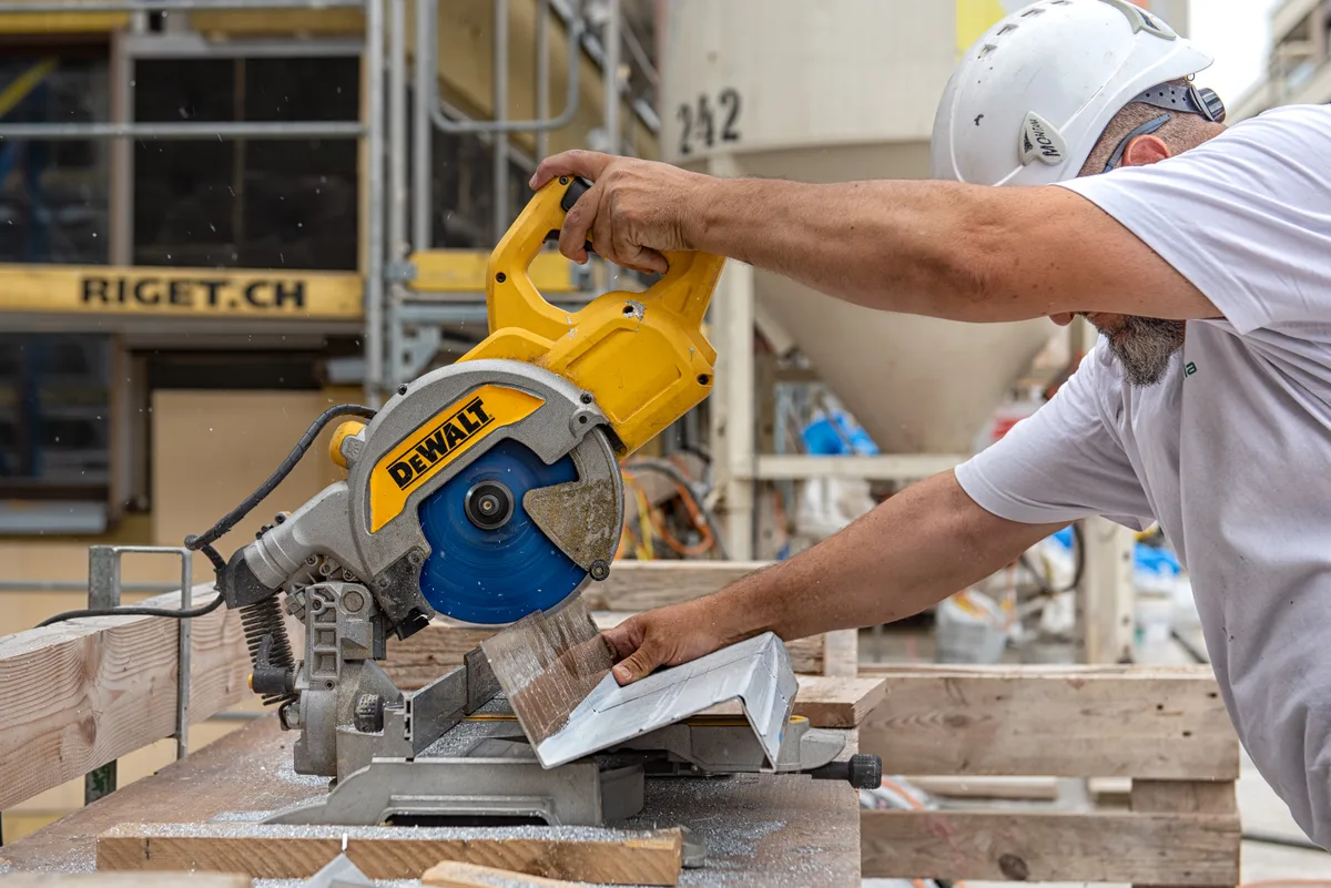 Bei der Wahl des Bekleidungsmaterials sind bei den hinterlüfteten Fassaden den Wünschen fast keine Grenzen gesetzt. Bilder von einer Baustelle vom Team der Gadola Fassaden AG, die hier die Fassaden montieren.
