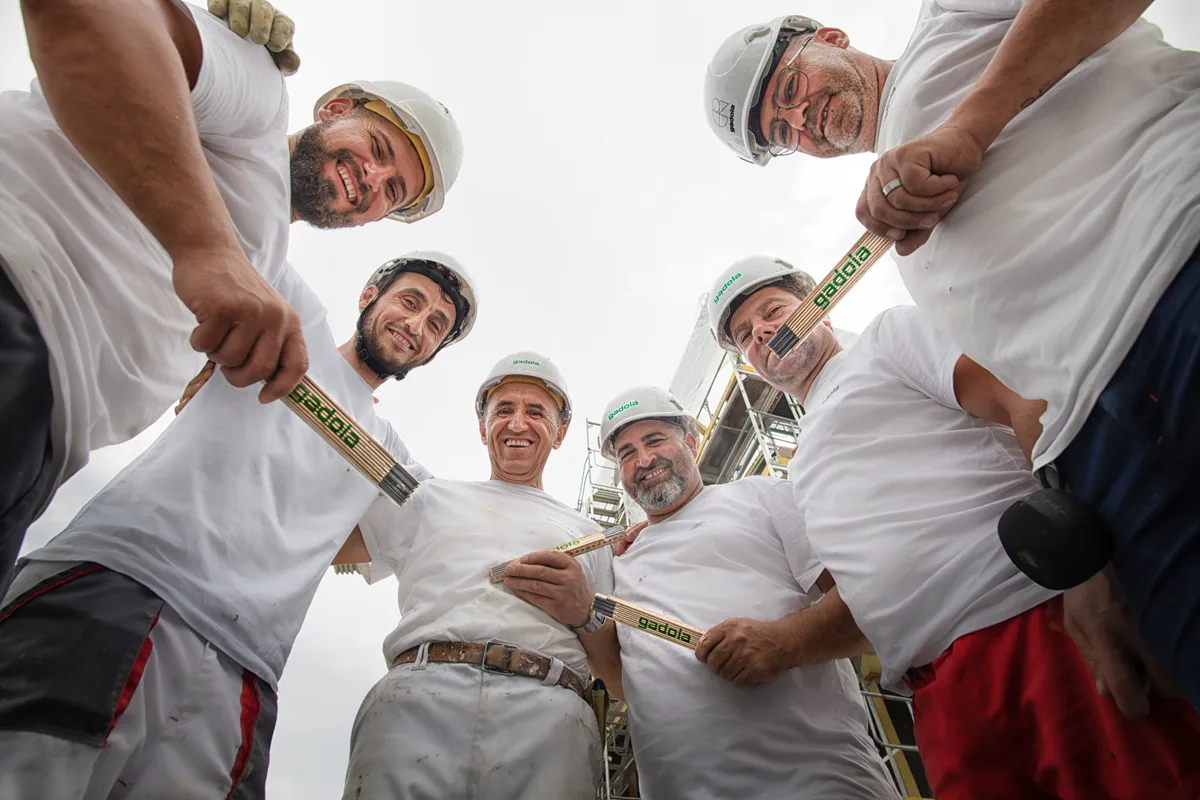 Die Gadola Fassaden AG arbeitet fast ausschliesslich mit eigenem, langjährigem Stammpersonal zusammen. Bilder von einer Baustelle vom Team der Gadola Fassaden AG, die hier die Fassaden montieren.