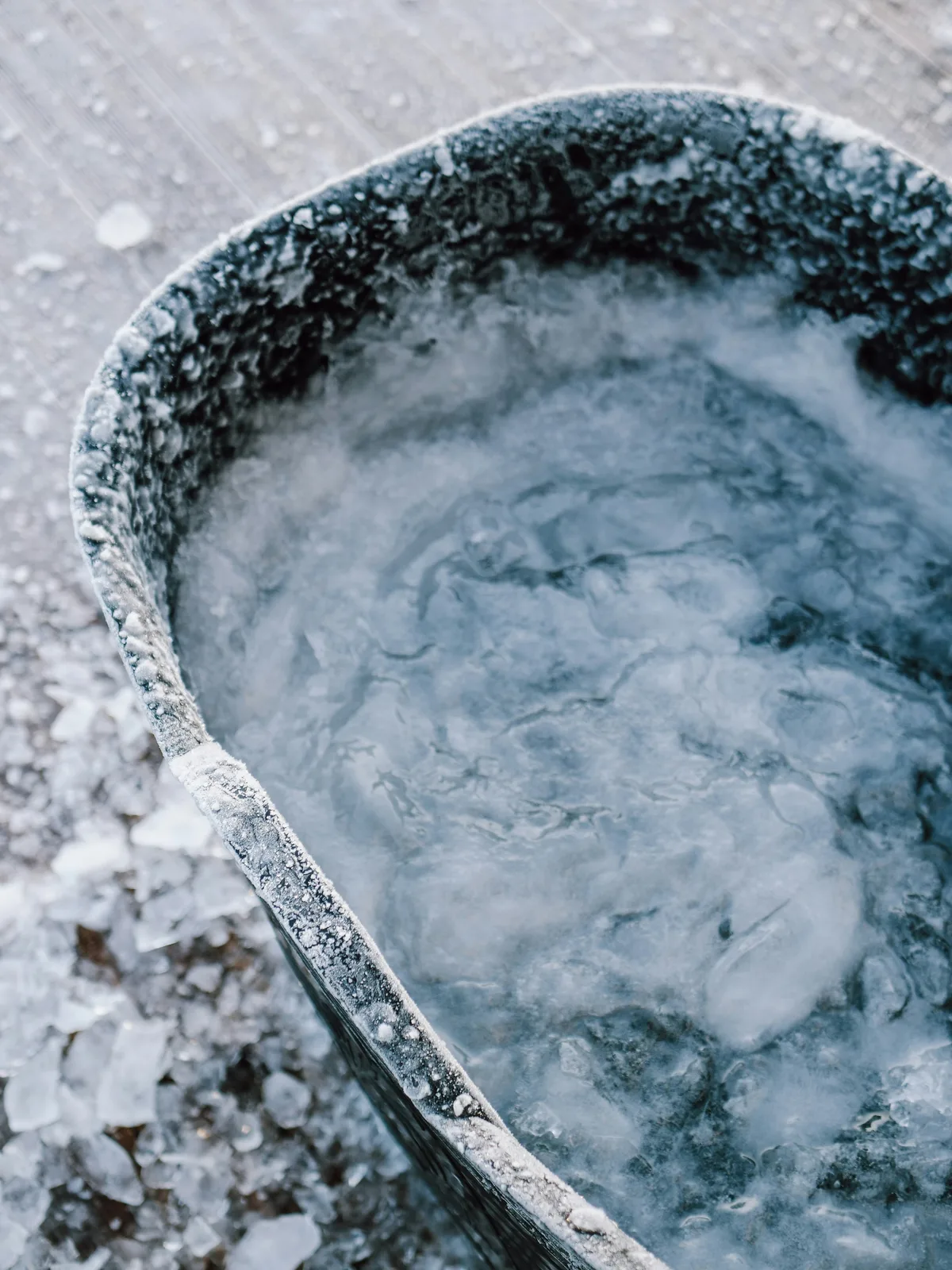Auf dem Bild ist eine Badewanne mit eiskaltem Wasser zu sehen.