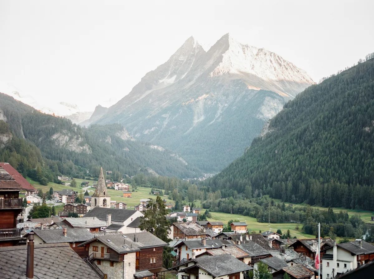 Das idyllische Bergdorf Evolène im Wallis, eines der angebotenen Reiseziele von Heusser Touristik. Auf dem Bild sieht man das idyllische Bergdorf Evolène im Wallis.