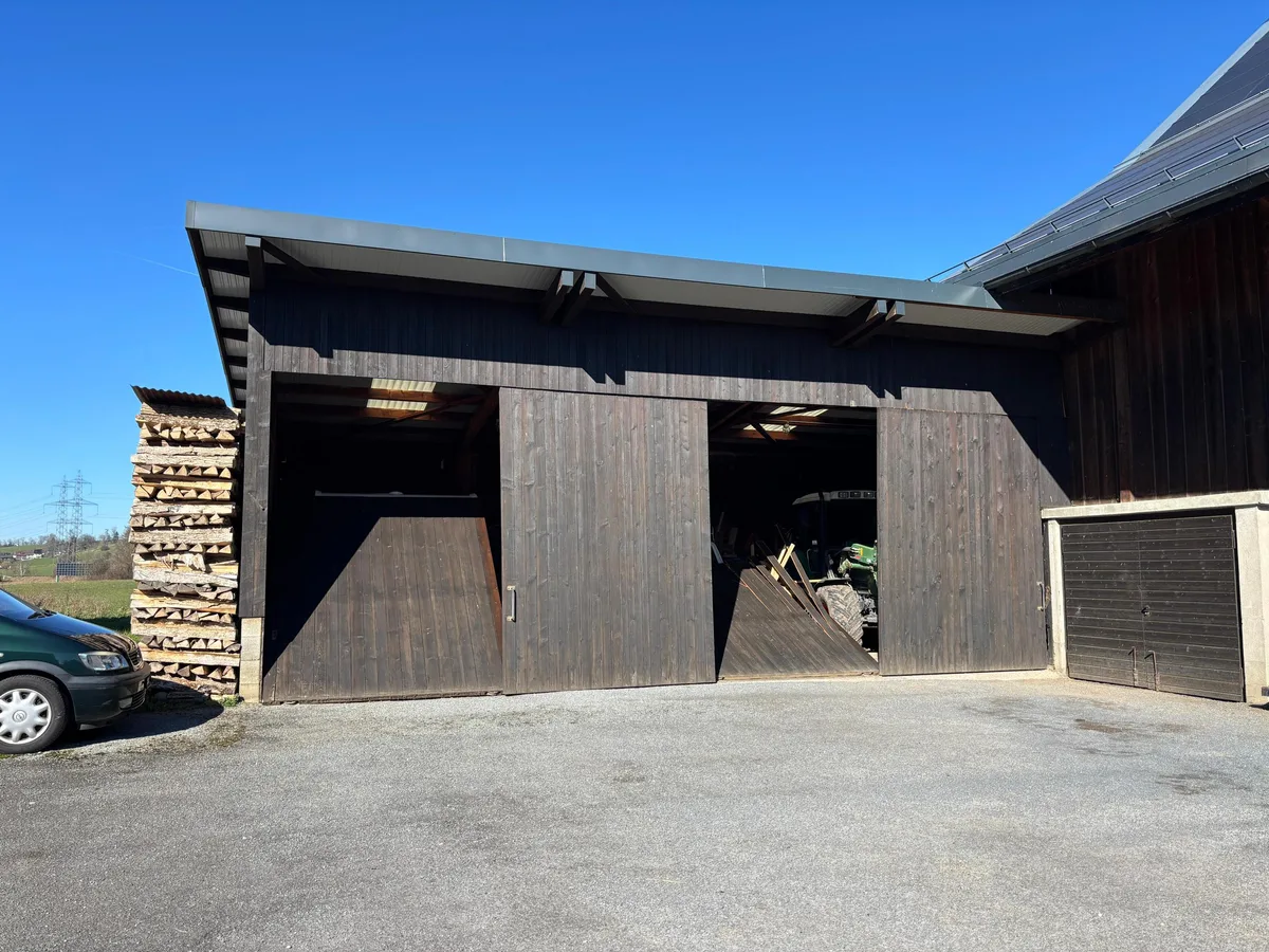 Scheune mit herausgesprengten Türen. 