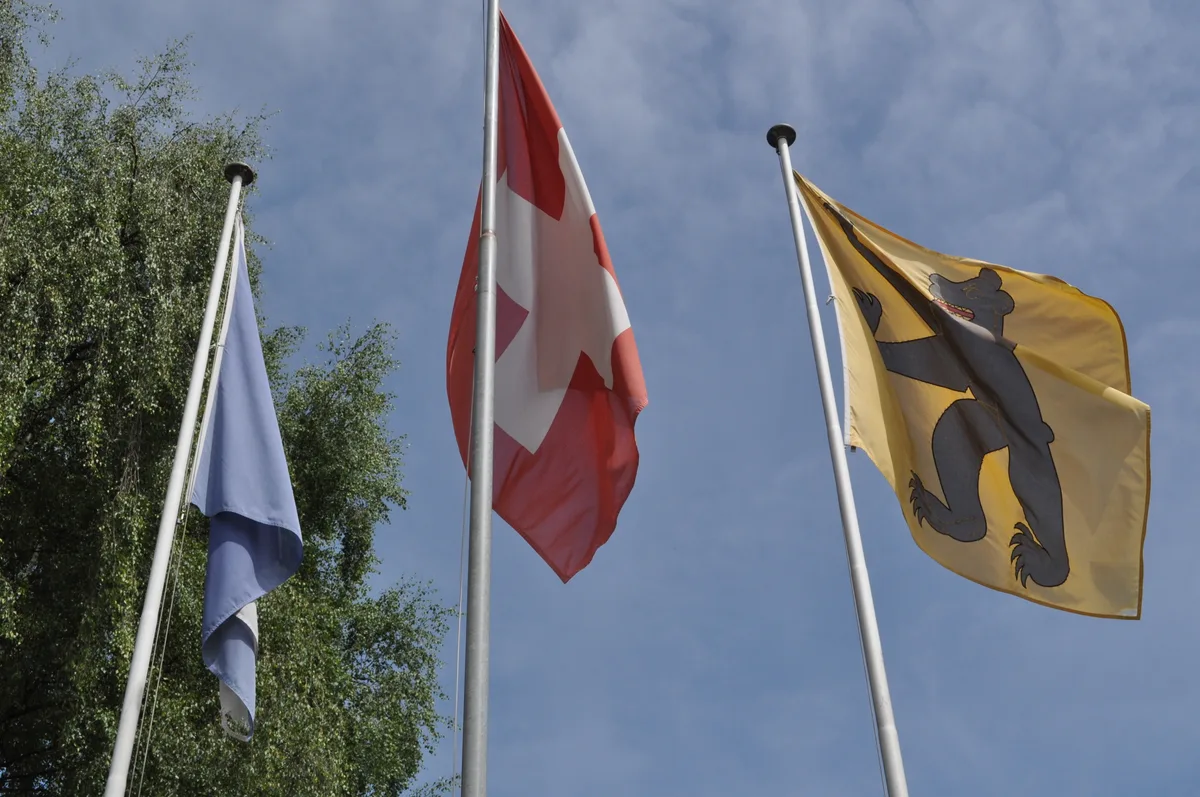Fahnen vor dem Gemeindehaus Bäretswil