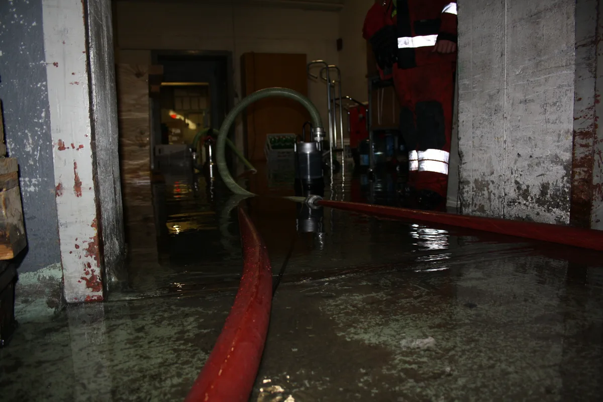 Viele Dübendorfer bekamen in der Nacht vom Dienstag auf den Mittwoch eine unerfreuliche Überraschung. Der starke Regen flutete zahlreiche Keller, die von der Feuerwehr ausgepumpt werden mussten. (Symbolbild)