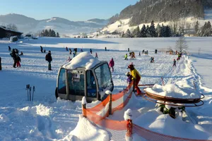 22727328-2 Im Skigebiet Oberholz Farner tummelten sich Hunderte von Schneesportbegeisterten an Neujahr.