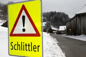 22306484-2 Den Automobilisten kommen am Bachtelhang, hier nahe des Restaurants Bachtel Ranch in Orn, keine Schlittler entgegen.