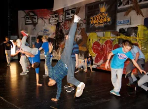 28342368-6 Akrobatische Tanzshow der Wetziker Lordz-Academy-Students in der KZO-Aula.