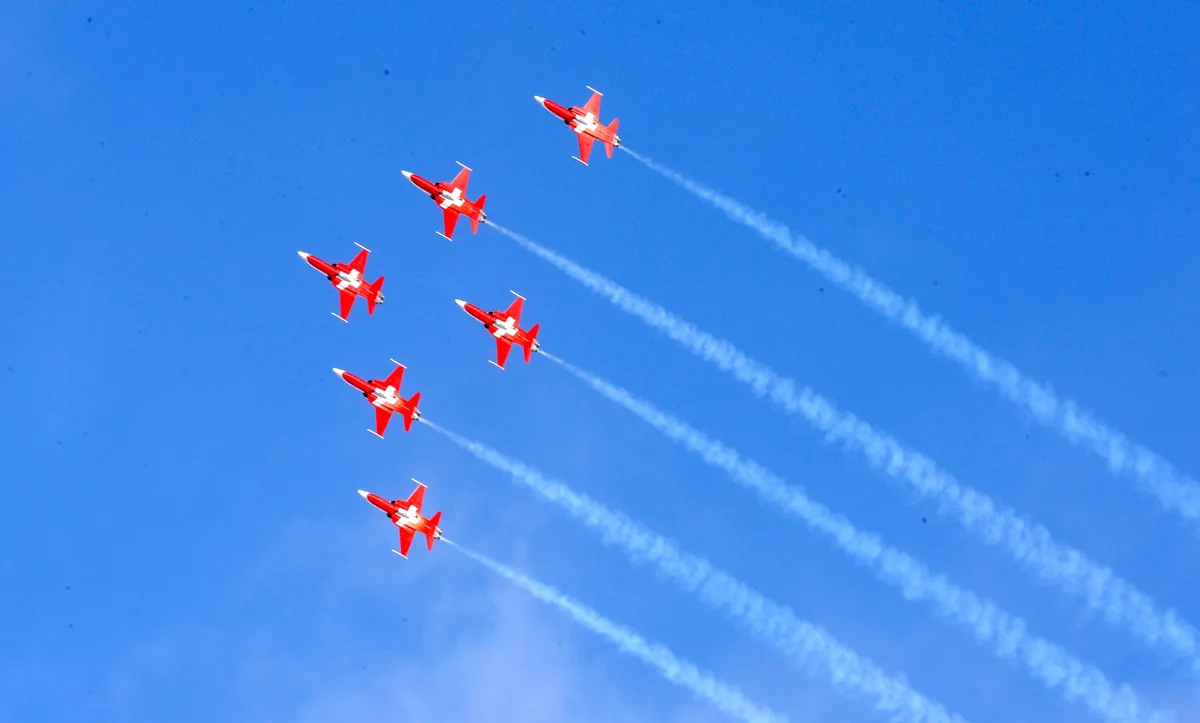 12414906-4 Die Patrouille Suisse wurde von einem Airbus A 320 der Swiss begleitet - oder umgekehrt.