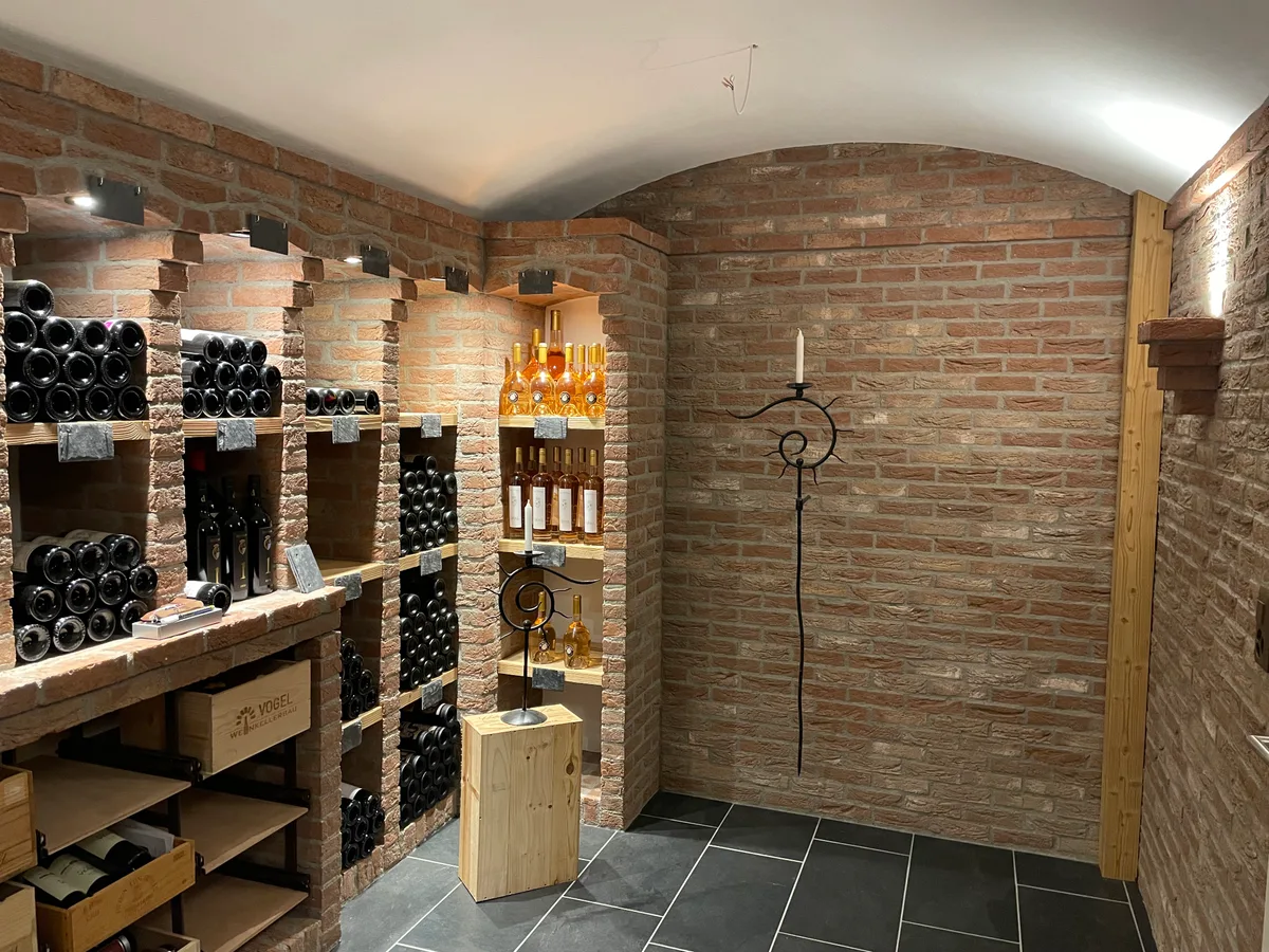 Holländersteine eignen sich aufgrund ihrer Eigenschaften ideal für den Weinkellerbau. Auf dem Bild ist ein Weinkeller der Vogel Weinkellerbau GmbH zu sehen.