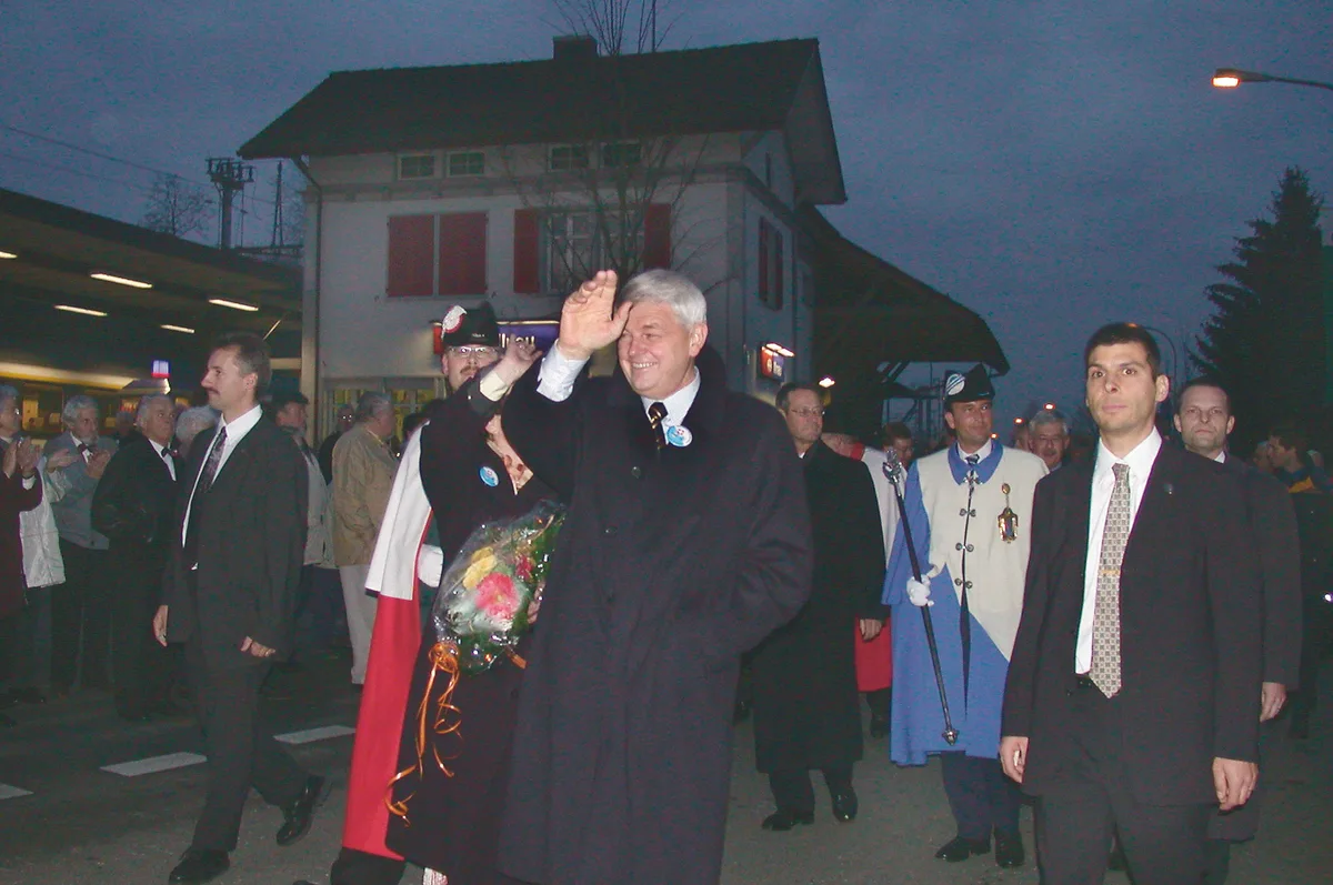 Max Binder wird nach der Wahl zum Nationalratspräsidenten am Bahnhof Illnau empfangen.