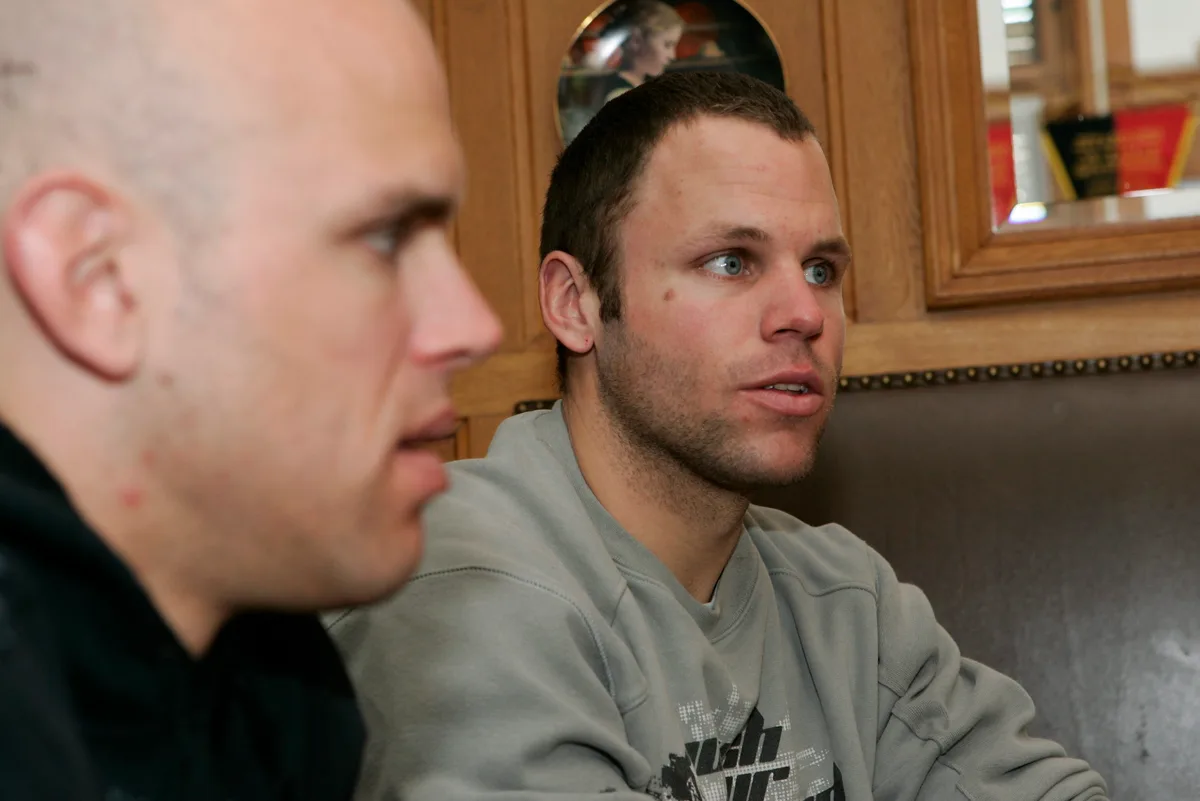 Bei dieser Aufnahme hatten sie den Olympia-Doppelsieg schon in der Tasche. Philipp Schoch (rechts) und sein Bruder Simon im Oktober 2006. Simon (links) und Philipp Schoch, Oktober 2006