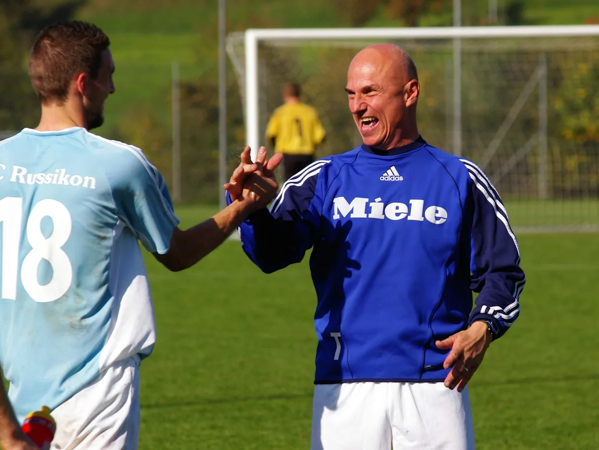 Trainer Roger Landolt – hier freut er sich mit Torgarant Thomas Lüscher – stieg mit Russikon 2007 in die 2. Liga auf. (Archiv) Trainer Roger Landolt, Torgarant Thomas Lüscher