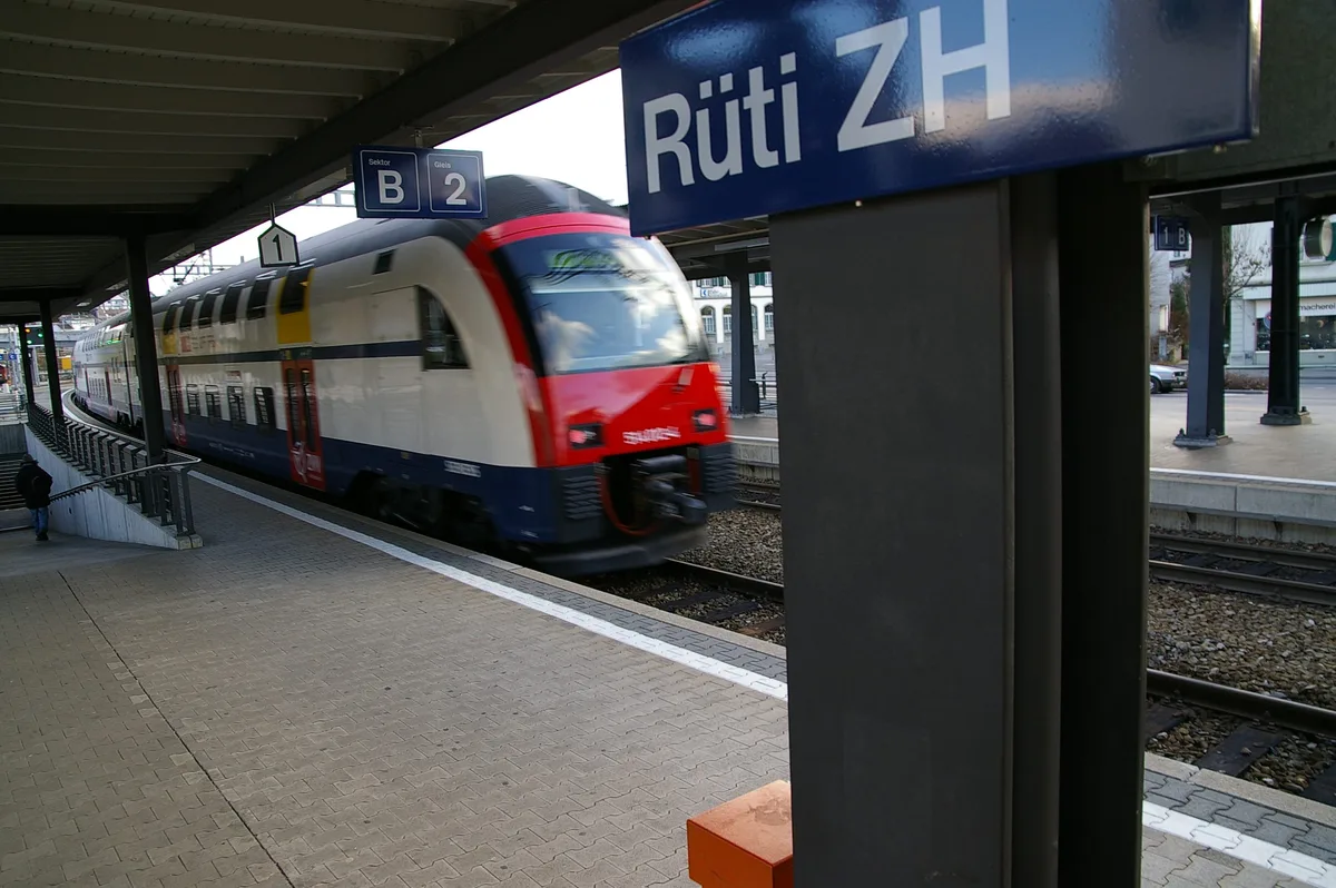 13125546-1 Bahnhof Rueti Bahn Zug
