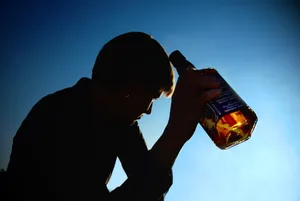 Benutzt für Anonyme Alkoholiker, gestellte Aufnahme mit Mitarbeiterin ZO Benutzt für Anonyme Alkoholiker, gestellte Aufnahme mit Mitarbeiterin ZO