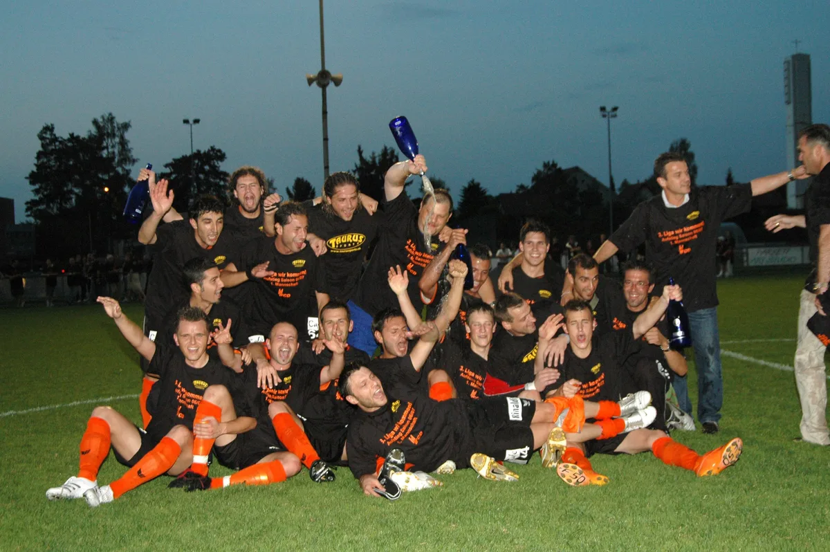 Der Anfang der Erfolgsgeschichte: 2007 gelang mit Robert Merlo der Wiederaufstieg in die 3. Liga. (Archiv) Dübendorf Nun in der 3.Liga... nach dem spiel flogen gleich die Korken und die Dübendorfer jubelten... 24.05.07 Foto Mirjam Müller (jam)