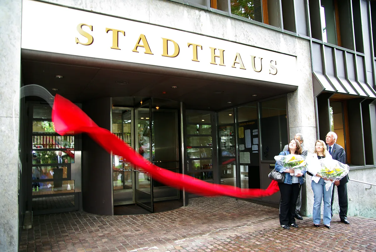 Ein grosses Band wird vor dem Eingang des Stadthauses Wetzikon auf den Boden geworfen.