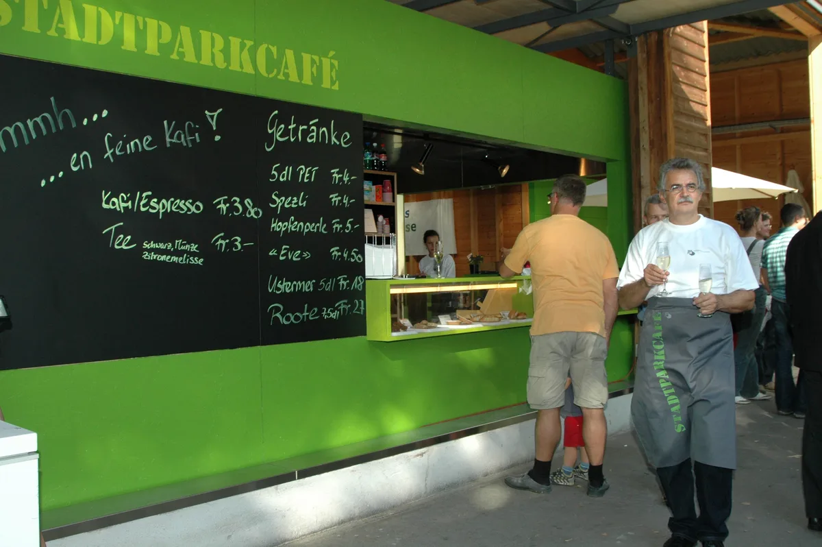 Theke des Stadtparkcafés in der Landihalle in Uster.