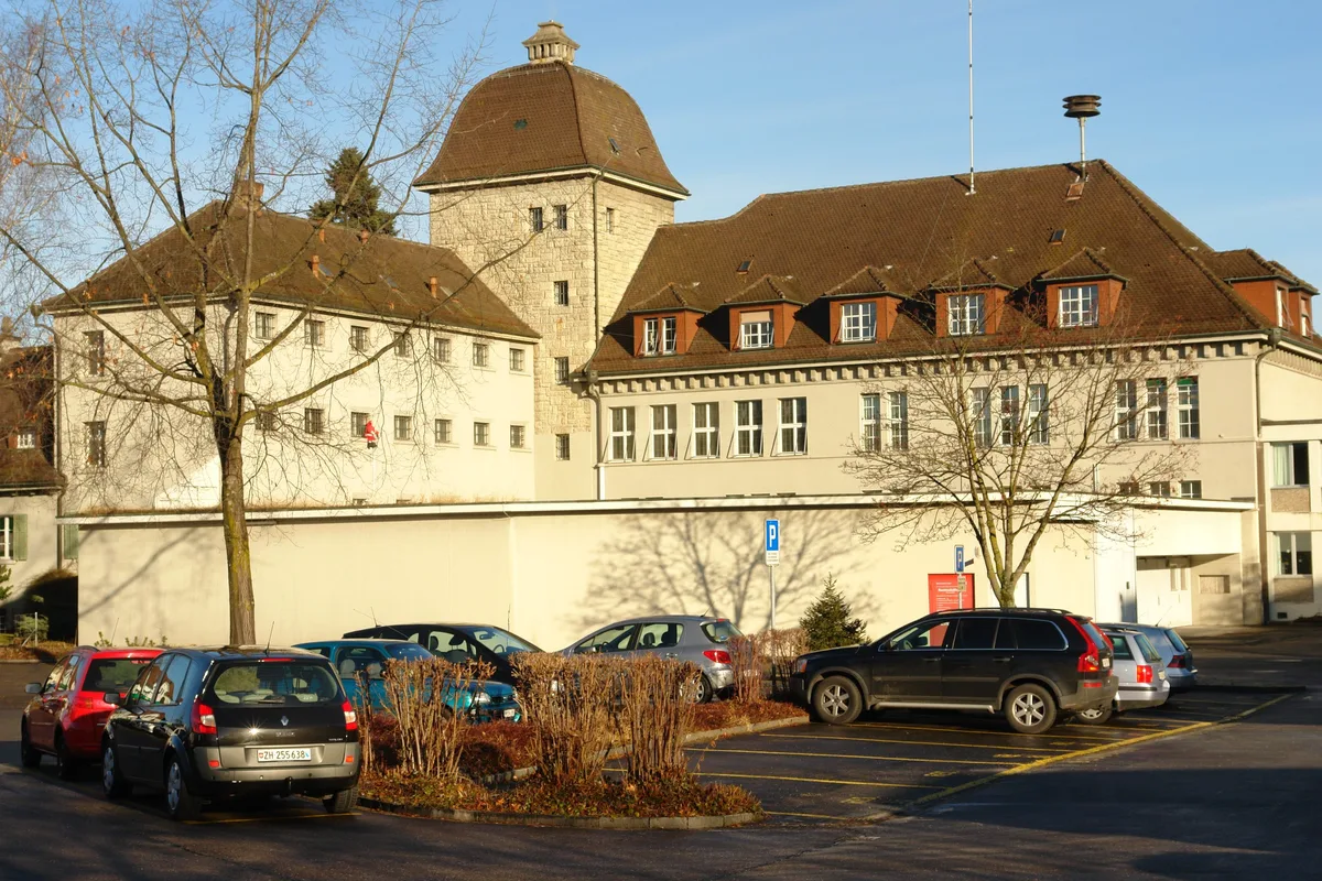 Das Ustermer Bezirksgebäude mit Bezirksgericht und ehemaligem Gefängnis.