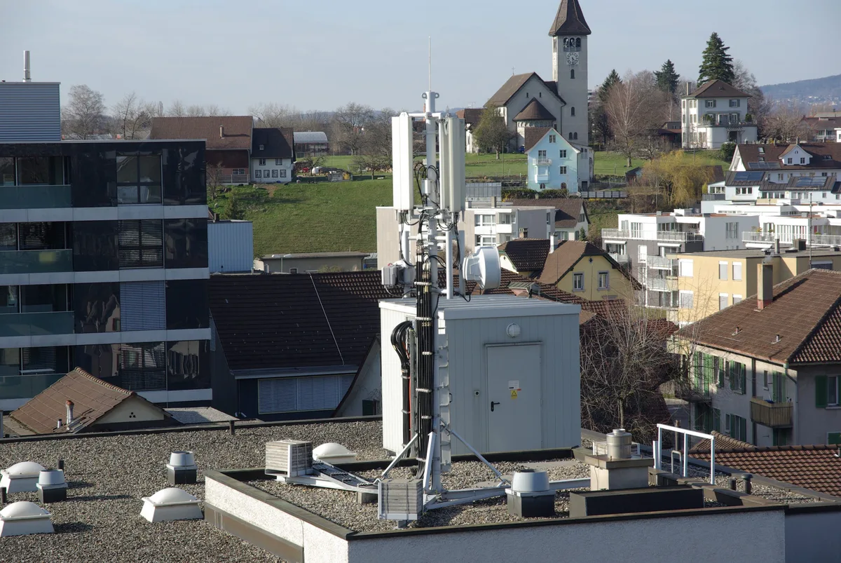 23474969-3 Mobilfunkantenne auf dem Postgebaude in Unterwetzikon beim Bahnhof