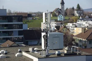 23474969-3 Mobilfunkantenne auf dem Postgebaude in Unterwetzikon beim Bahnhof
