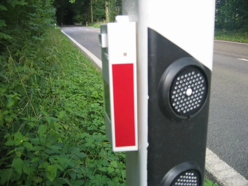 Wildwarner lösen einen Piepton aus, wenn ein Auto sich nähert und sollen das Wildtier abschrecken. Wildwarner im Zürcher Oberland