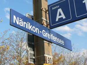 Ortsschild am Bahnhof Nänikon-Greifensee; SBB; Zug; Bahnhof; Station; Nänikon; Greifensee Ortsschild am Bahnhof Nänikon-Greifensee; SBB; Zug; Bahnhof; Station; Nänikon; Greifensee