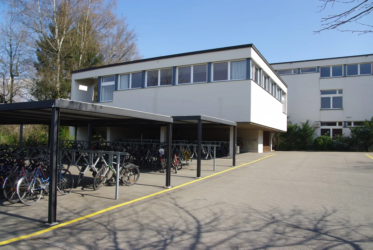 Das Streitobjekt: das Schulhaus Wüeri in Nänikon. (Archivbild) Aussenansicht des Schulhauses Wüeri.