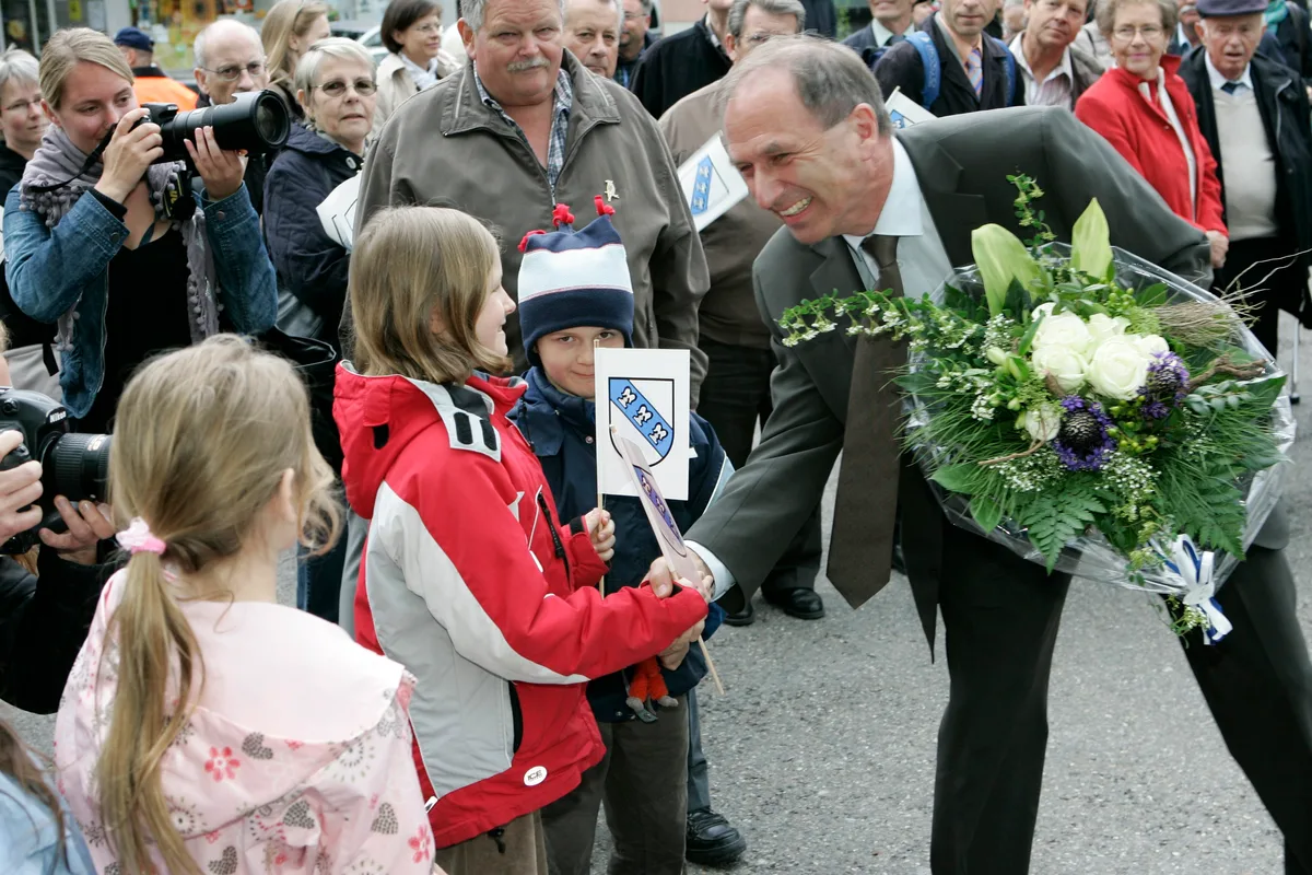 Martin Graf schüttelt bei einem Empfang die Hände von Spalier stehenden Kindern.