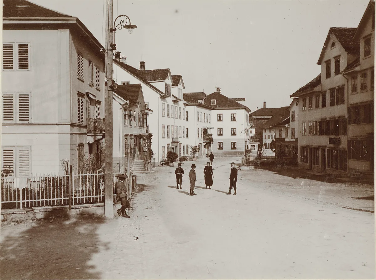 Historische Aufnahme der Zentralstrasse in Uster mit Kindern auf der Strasse.