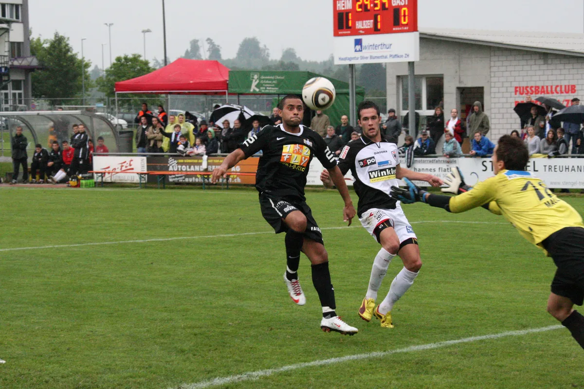 Wenig Wetterglück: Das Spiel zwischen dem FCZ und Aarau im Juni 2010 fand bei Dauerregen statt. (Archiv)