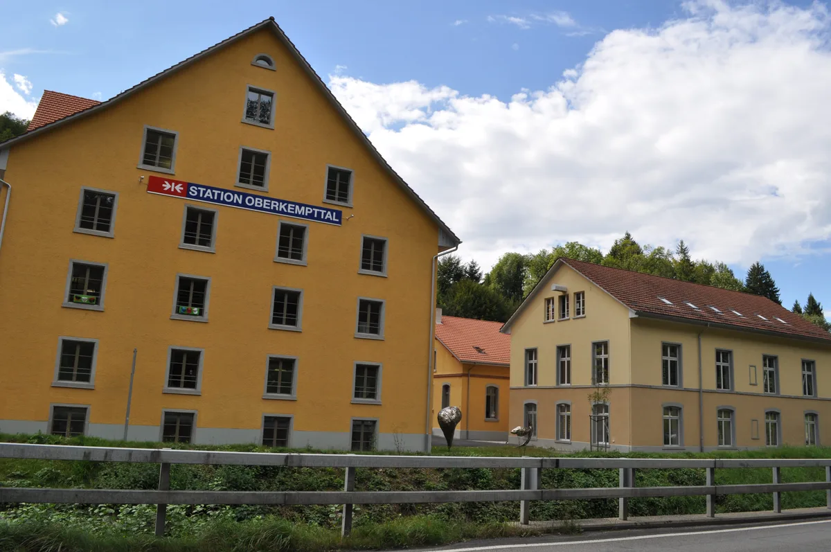 Von 1830 bis 1955 wurde an der Kempt noch gesponnen und gewoben: Mittlerweile sind im ehemaligen Fabrikationsgebäude verschiedene KMU und Lagerräume untergebracht. (Archiv) Die Station Oberkempttal ist ein Gebäudekomplex aus dem 19. Jahrhundert.