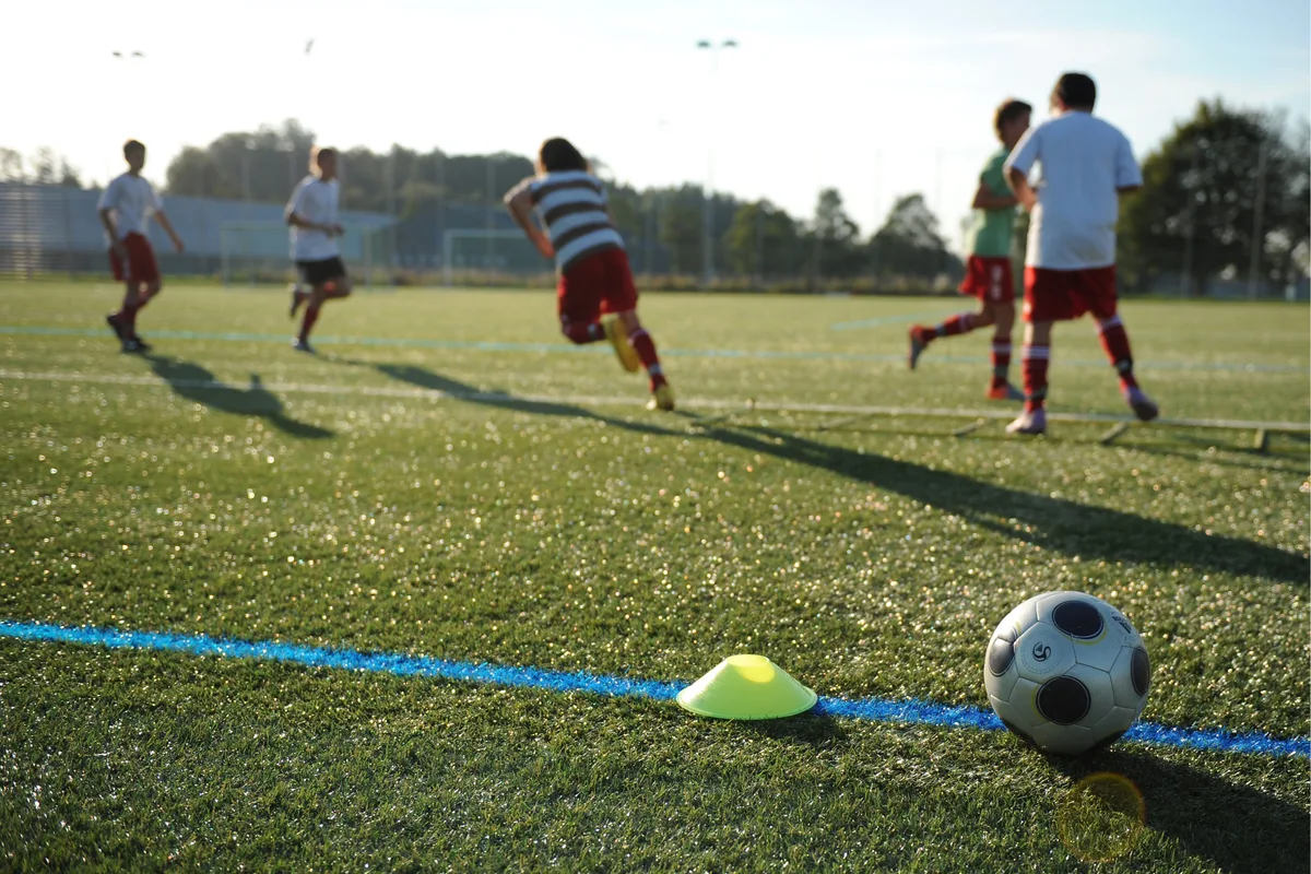 Immer mehr Fussballvereine wechseln zu teureren Kunstrasen. Hier die Junioren in Uster im Training Immer mehr Fussballvereine wechseln zu teureren Kunstrasen. Hier die Junioren in Uster im Training