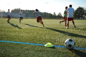 Immer mehr Fussballvereine wechseln zu teureren Kunstrasen. Hier die Junioren in Uster im Training Immer mehr Fussballvereine wechseln zu teureren Kunstrasen. Hier die Junioren in Uster im Training