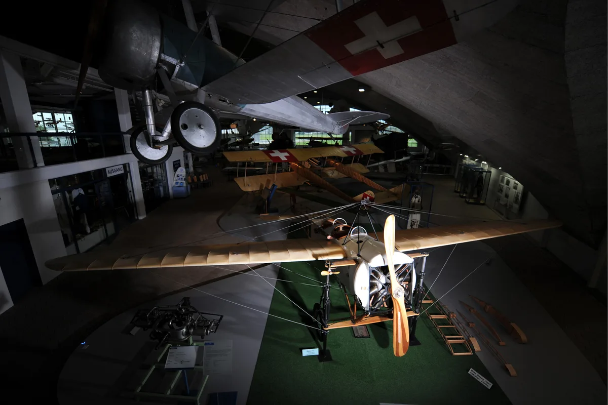 11447633-2 Im Oktober 1910 startete das erste Flugzeug auf dem damaligen Flugfeld in Dübendorf.