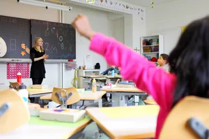 Primarlehrerin in Duebendorf vor dem geplanten Lehrerstreik... Symbolbild Schule, Primarschule, Klassenzimmer, Schüler. Primarlehrerin in Duebendorf vor dem geplanten Lehrerstreik... Symbolbild Schule, Primarschule, Klassenzimmer, Schüler.