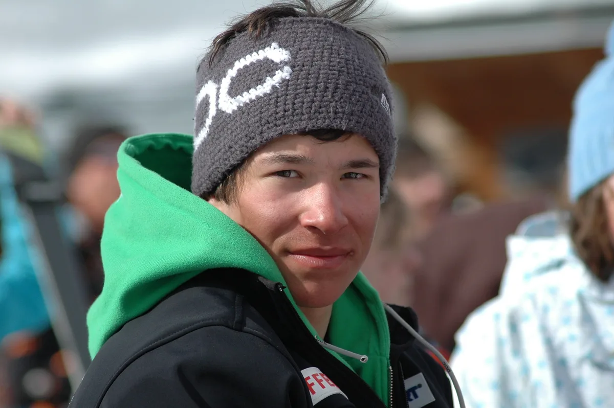 Eines der ersten Bilder aus unserem Archiv, das Gilles Roulin im Oktober 2011 nach einem Nachwuchsrennen im Zielraum zeigt. Junge mit grüner Jacke,