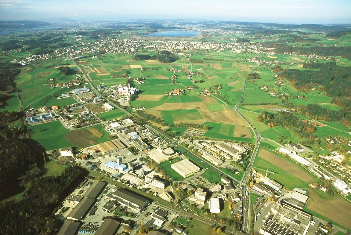 Eine Luftaufnahme des Hinwiler Industriegebiets.
